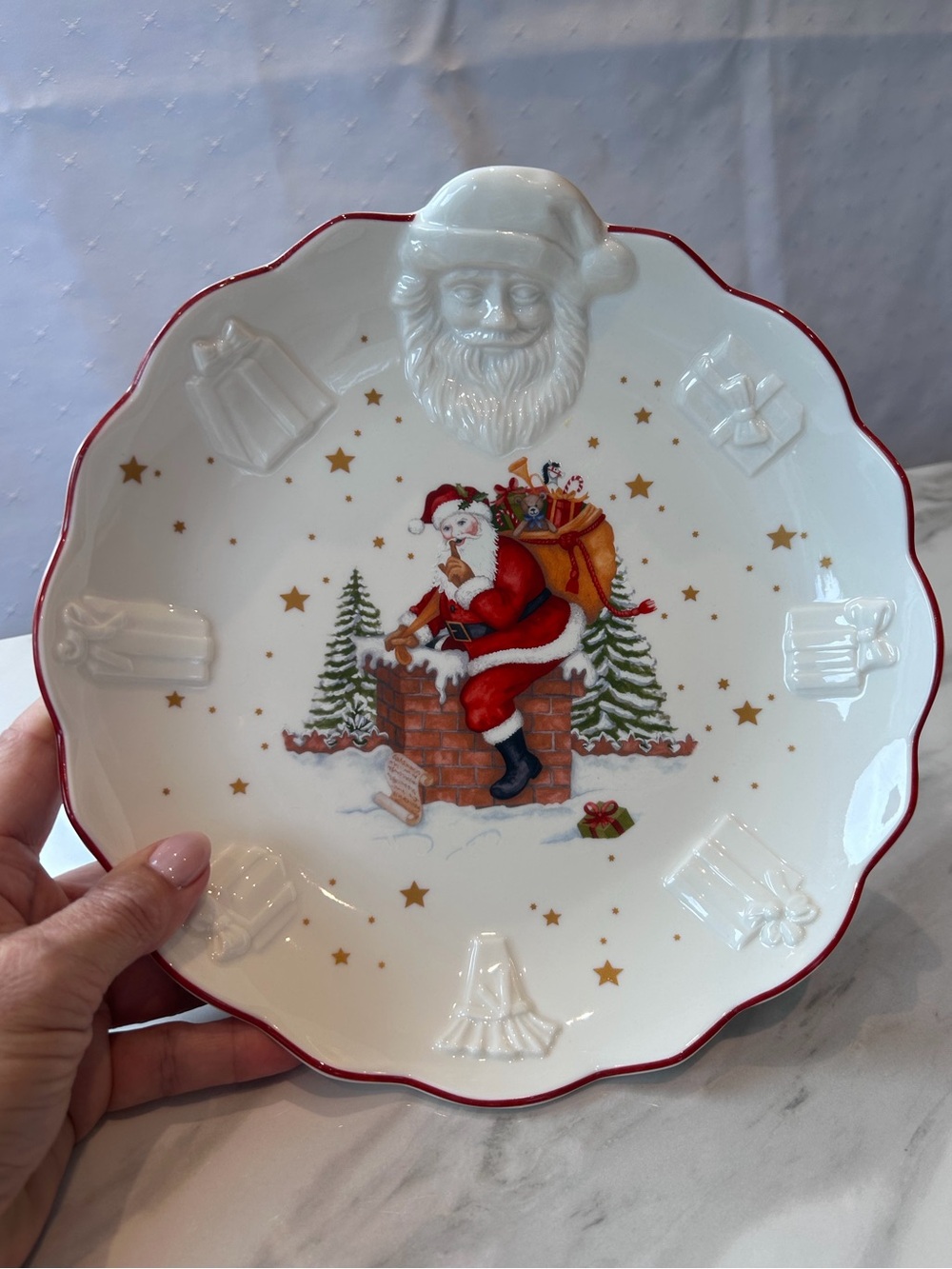 Villeroy and Bosch Santa on Rooftop Serving Bowl - Picture 2 of 13